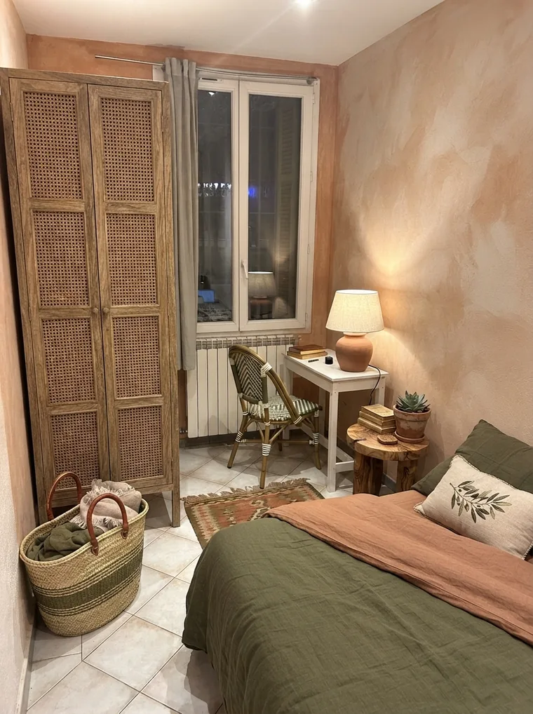 La même chambre après, restylée en méditerranéen